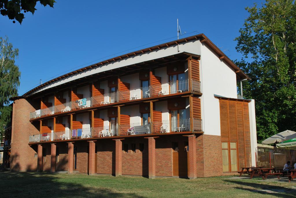 Hotel Holiday Siófok Exterior foto