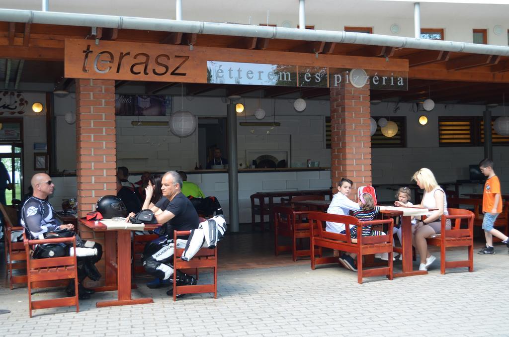 Hotel Holiday Siófok Exterior foto